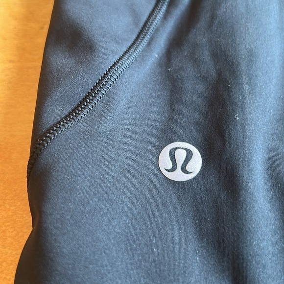 Lululemon athletica Women's Black Athletic Shorts w/hip pockets - Picture 3 of 5